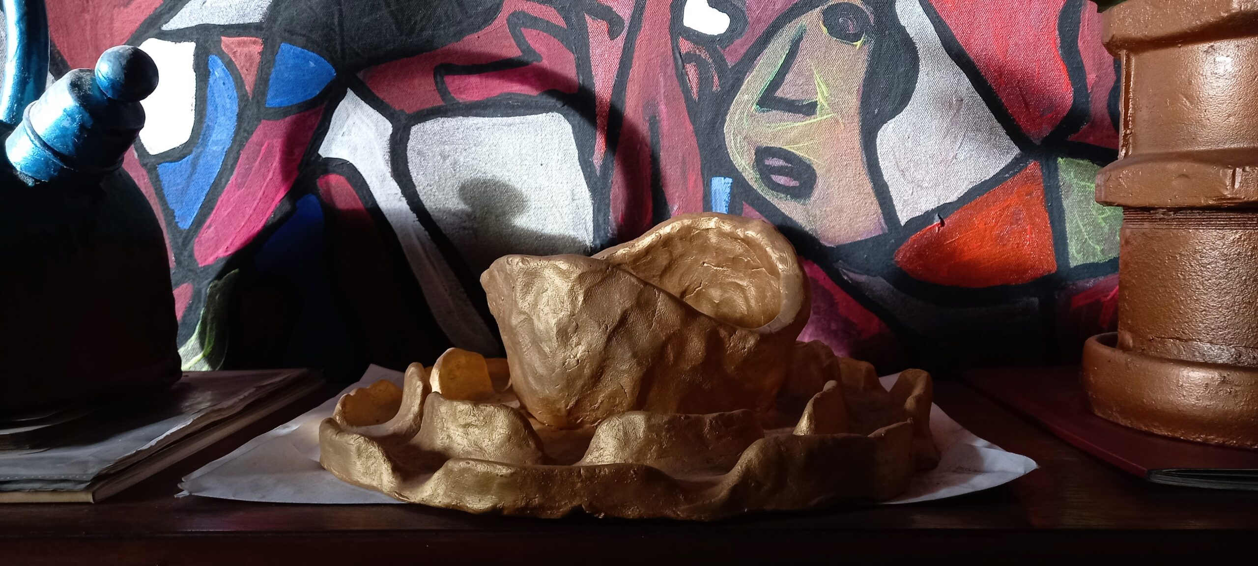 corpi d'argilla dipinti d'oro casa museo sotto l'etna. 1