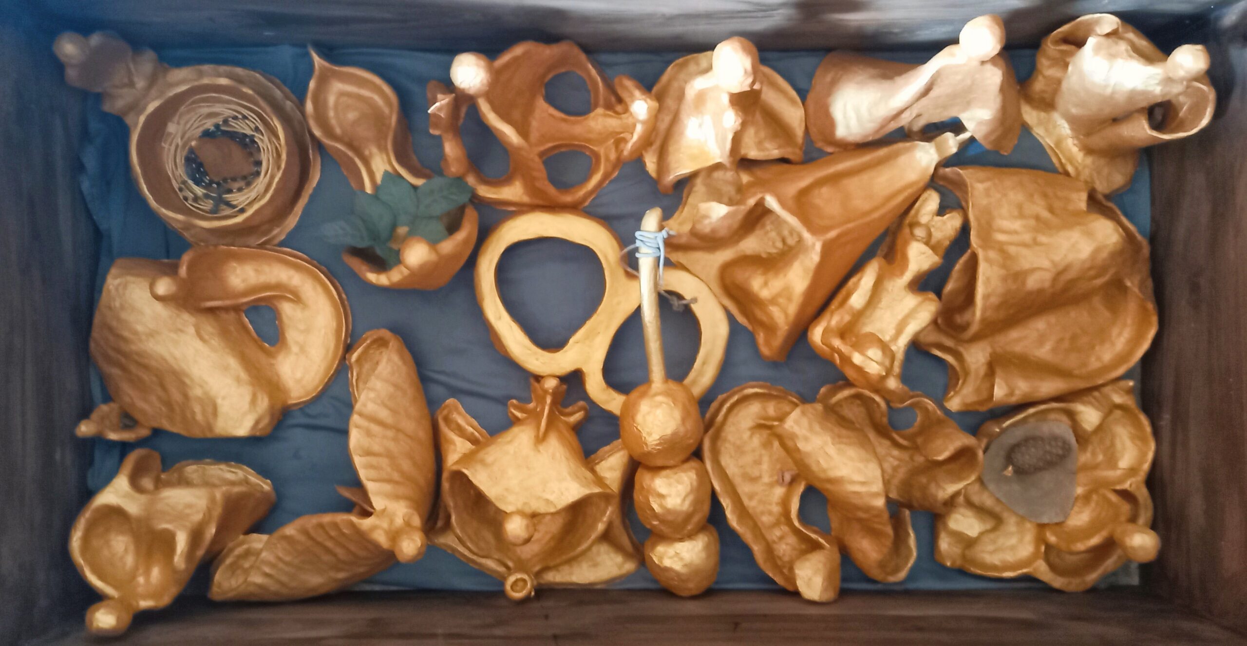 corpi d'argilla dipinti d'oro casa museo sotto l'etna